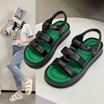 2023 нови Летни дамски сандали с равна подметка, на окото корейската версия на известни личности, студентски обувки на дебела подметка, дамски обувки за почивка, плаж маратонки